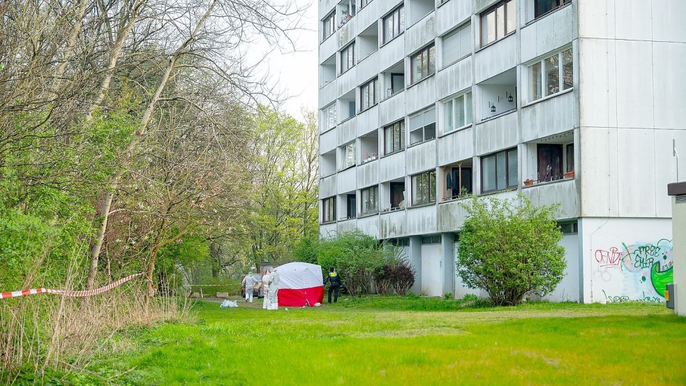Nach dem tödlichen Sturz eines Jugendlichen untersuchen Ermittler die Umgebung des Hochhauses ab. Foto: Jonas Walzberg/dpa