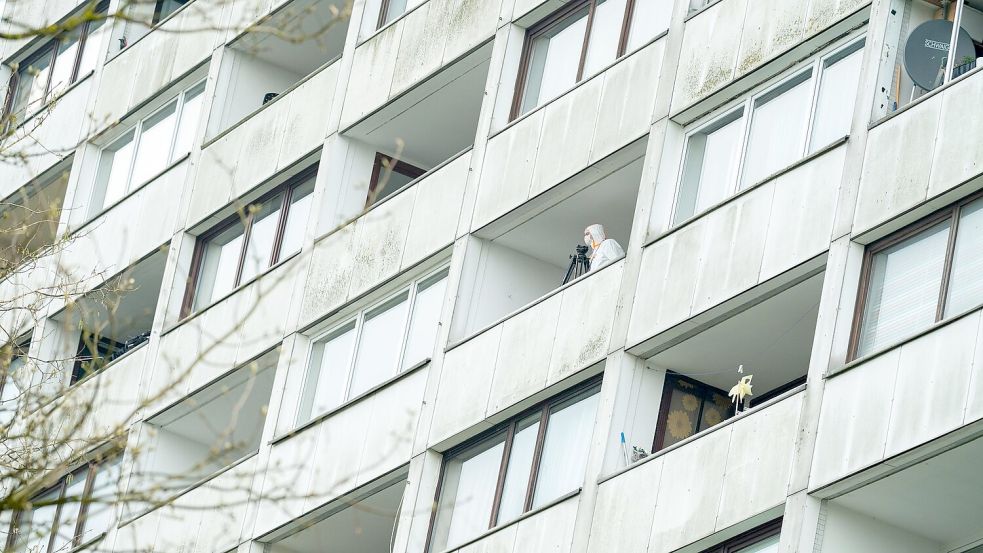Ermittler untersuchen einen Balkon des Hochhauses. Foto: Jonas Walzberg/dpa