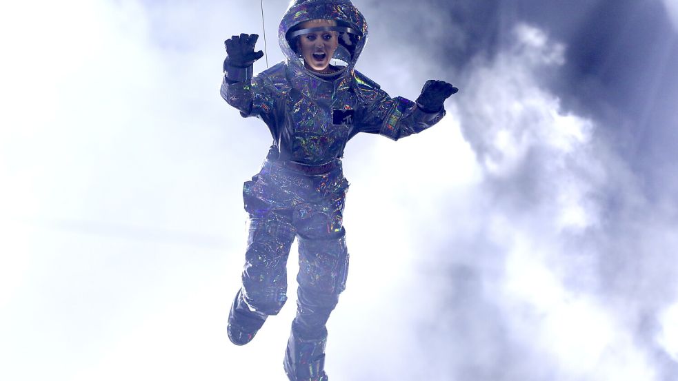 Weltraum-affin war Katy Perry schon immer – hier als Moderatorin der MTV Video Music Awards 2017. Foto: picture alliance / Matt Sayles/Invision/AP/dpa