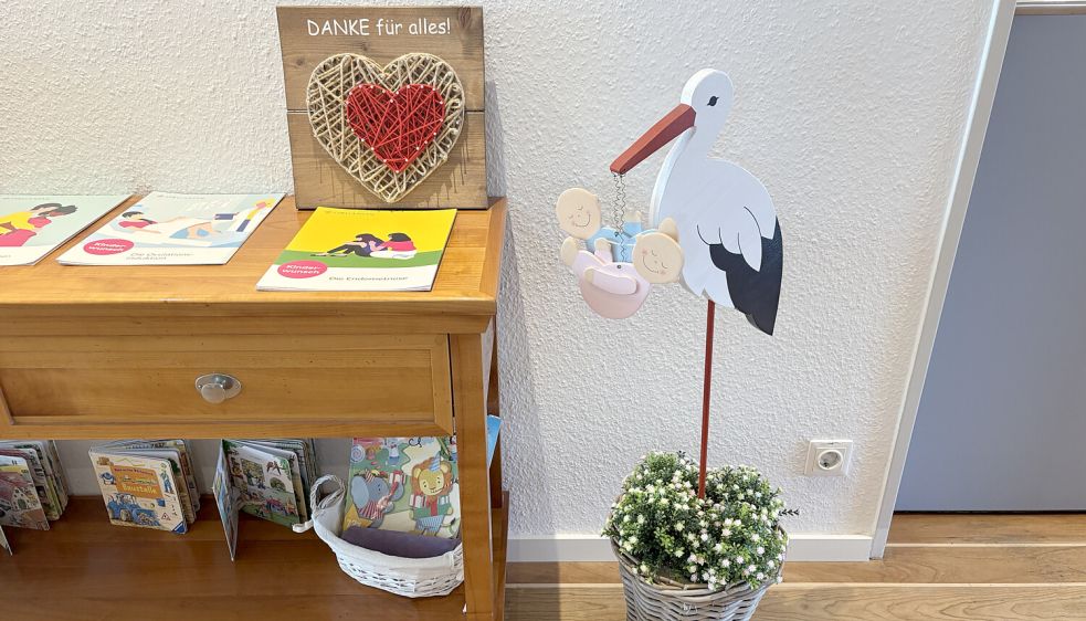 "Danke für alles!", steht auf einem Schild im Eingang der Kinderwunschklinik. Dr. Grita Hasselbach hat es, genau wie den Storch, von Patienten geschenkt bekommen, denen sie bei der Erfüllung ihres Kinderwunsches geholfen hat. Foto: Nobel