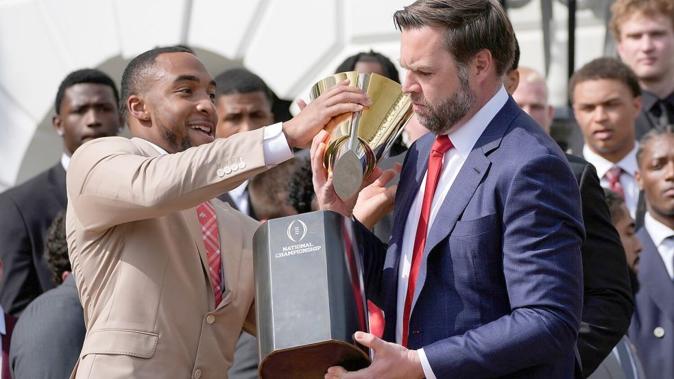 JD Vance zerlegt Trophäe. Foto: Alex Brandon/AP/dpa