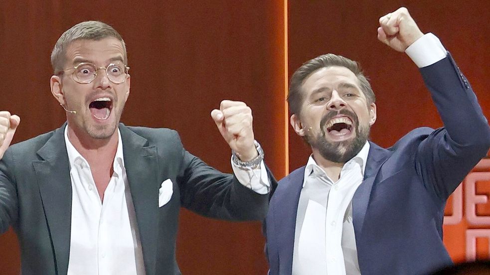 Joko Winterscheidt (l) und Klaas Heufer-Umlauf sind ein Erfolgs-Gespann. (Archivbild) Foto: Daniel Karmann/dpa