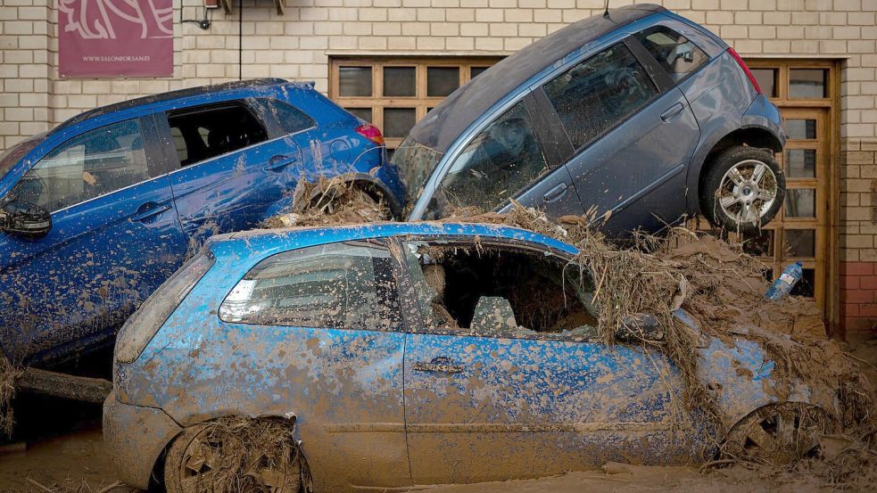 Autos stapeln sich nach Überschwemmungen in Spanien Foto: Lorena Sopêna/EUROPA PRESS/dpa