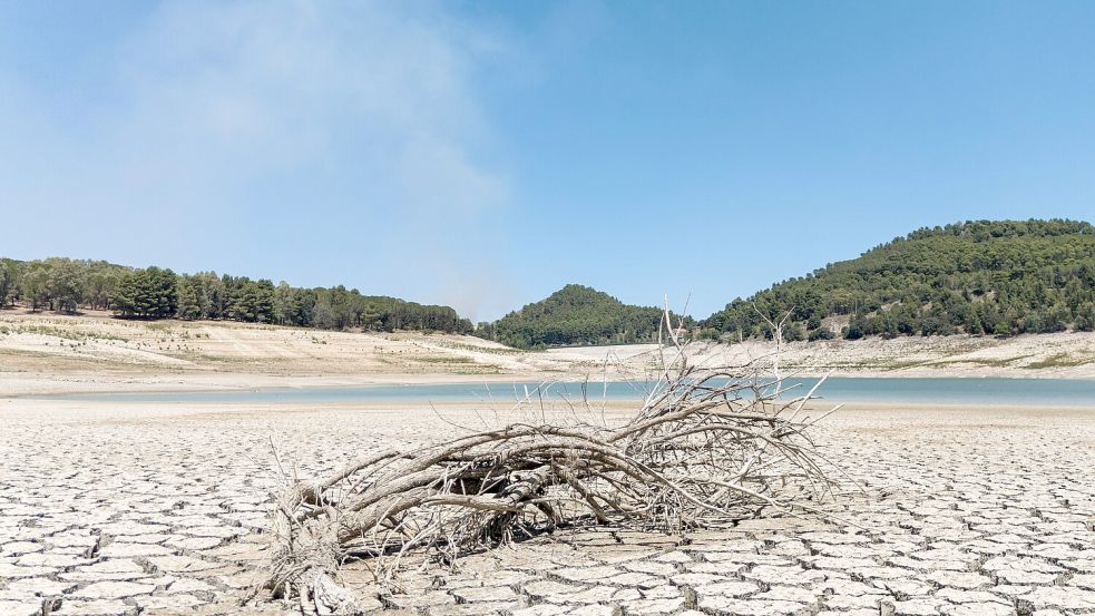 Der Fanaco-See in Sizilien hat einen extrem niedrigen Wasserstand nach einem sehr trockenen Winter. Foto: Andrew Medichini/AP/dpa