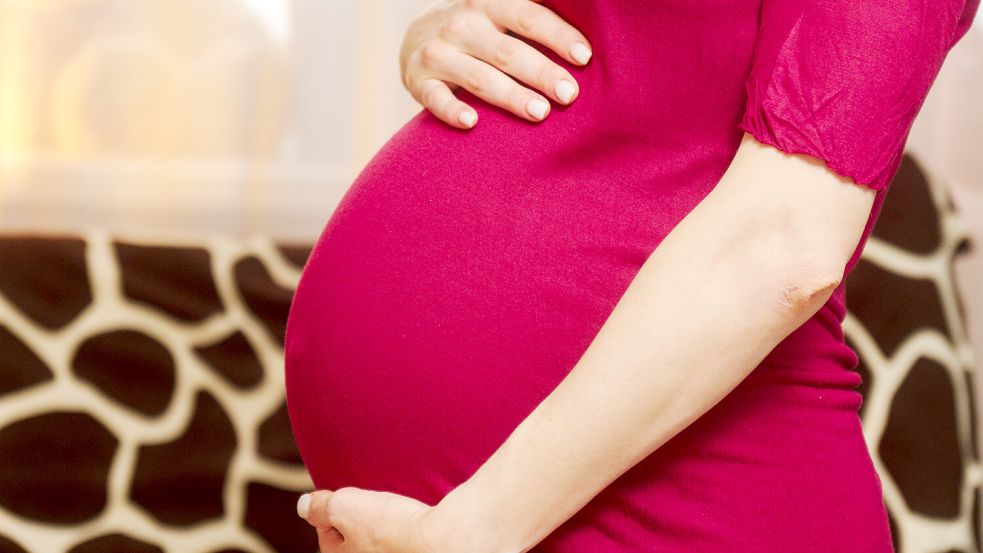 Von Babyverwechslungen nach der Geburt hat man schon mal gehört. Doch dass die Verwechslung noch vor und während der Schwangerschaft stattfindet, ist unvorstellbar. Trotzdem musste eine Frau in Australien das jetzt erfahren. Foto: IMAGO/Pond5 Images