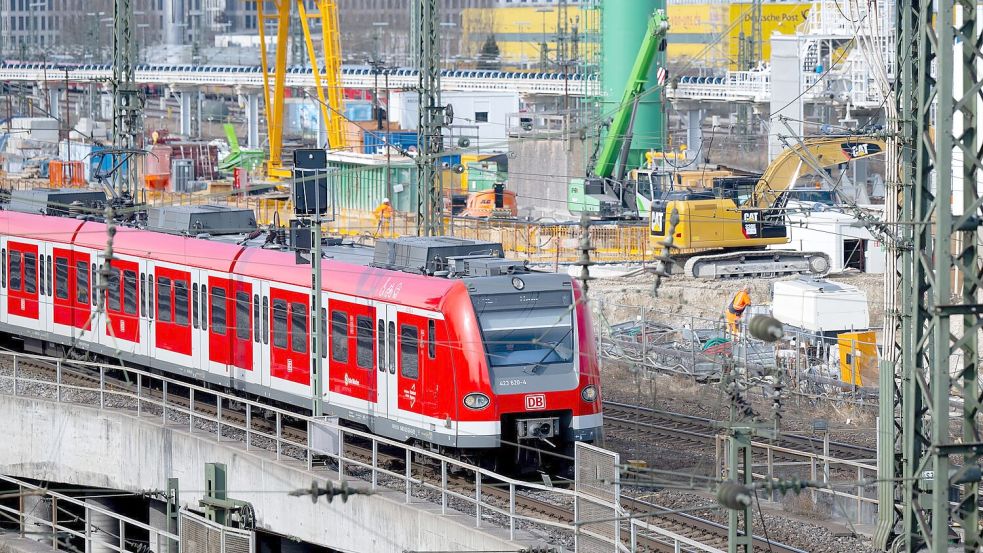 Den schlechten Zustand der Infrastruktur und die zahlreichen Baustellen merken Fahrgäste jeden Tag - wie etwa in München auf der Stammstrecke. (Archivbild) Foto: Sven Hoppe/dpa