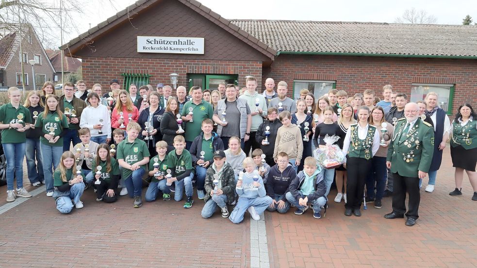 Die Sieger und Platzierten beim Pokalschießen des Schützenvereins Reekenfeld-Kamperfehn freuten sich über Pokale. Foto: Passmann