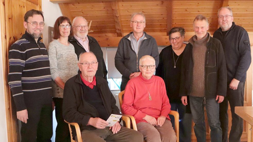 Das Foto zeigt den wiedergewählten Vorstand des Vereins. Zu sehen sind (stehend von links): Heiner Hülsebusch, Silke Hülsebusch, Günther Lüken, Hans-Jürgen Waden, Silke Onken, Heinz Giermanns und Frank Groeneveld. Sitzend sind Hermann Adams und Helma Heinze abgebildet. Matthias Erfeling fehlt auf dem Foto. Foto: Frank Groeneveld