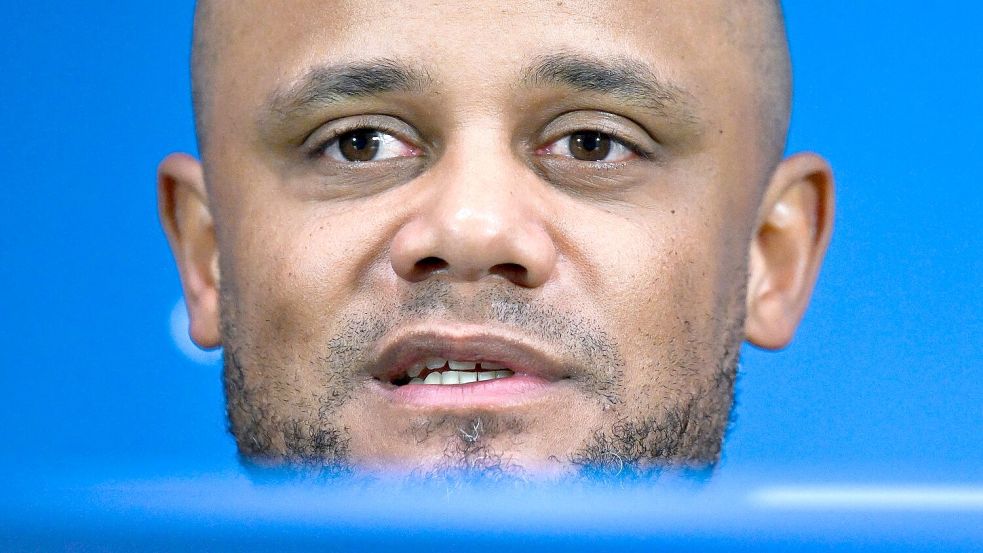 Vincent Kompany bei der Pressekonferenz in Mailand. Foto: Sven Hoppe/dpa