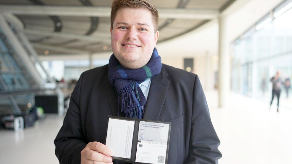 Johannes Volkmann ist der Enkel von Helmut Kohl und sitzt jetzt für die CDU im Bundestag. Hier zeigt er seinen frisch erworbenen Bundestagsausweis. Foto: Michael Kappeler/dpa