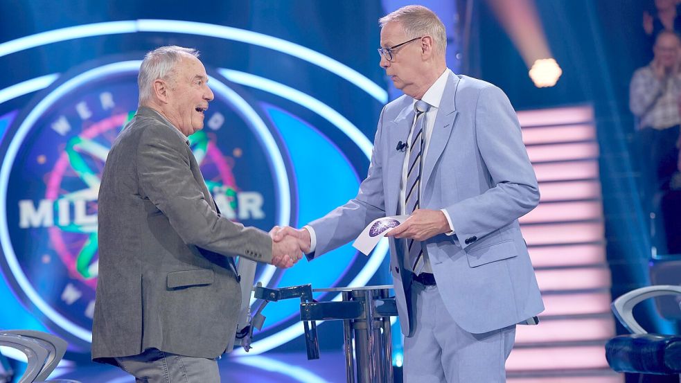 Kandidat Wolfhard Köpke (links) ärgerte sich über eine Frage bei „Wer wird Millionär“. Moderator Günther Jauch konnte den Unmut nicht nachvollziehen. Foto: RTL/Guido Engels