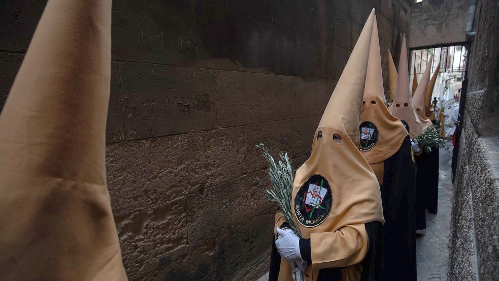 Die dramatischen Umzüge sind gelebte Religion und Touristenmagnet zugleich. (Foto aktuell) Foto: Clara Margais/dpa