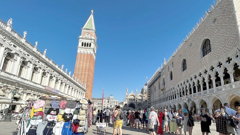 In Venedig sollen Tagesbesucher künftig bis zu zehn Euro bezahlen. (Archivbild) Foto: Christoph Sator/dpa