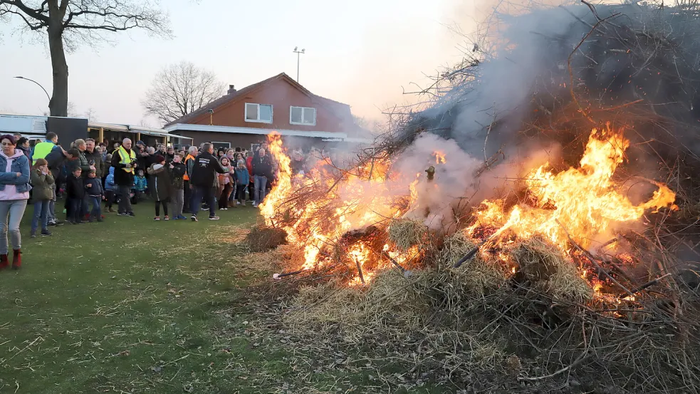 In Barßel beim Jahnstadion wird Ostersonntag wieder ein Osterfeuer abbrennen. Archivfoto: Passmann