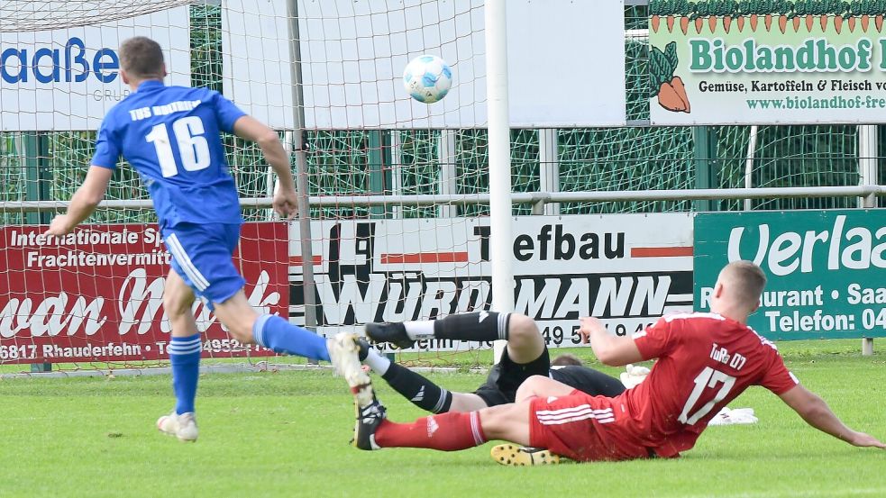 An das Hinspiel hat TuRa keine guten Erinnerungen: Die Holtriemer um Torjäger Thorsten Lettau (links) siegten seinerzeit 3:1. Foto: Damm
