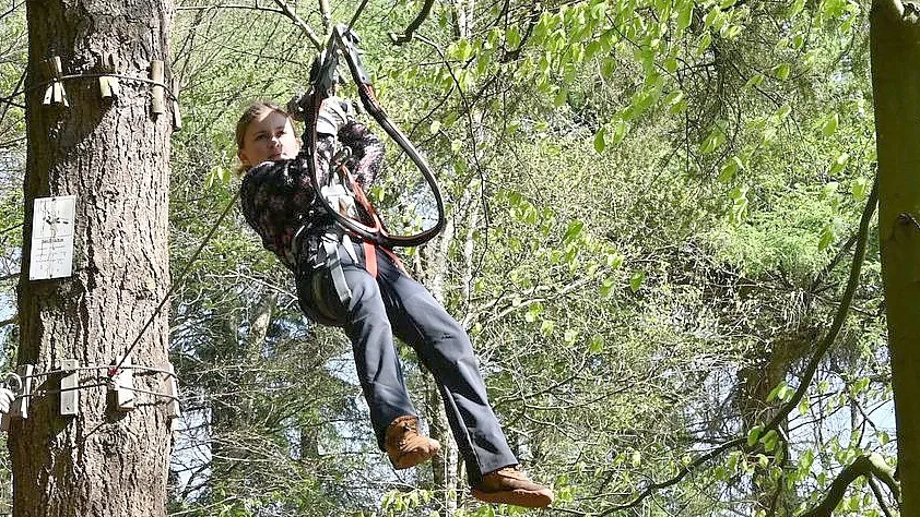 „Man darf halt keine Höhenangst haben“: Die 8-jährige Else hat Spaß daran, sich im Kletterwald Nord wie Tarzan von Baum zu Baum zu schwingen. Foto: Heiner Stix