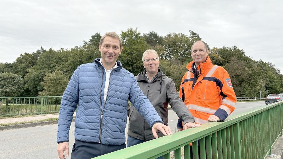 Bürgermeister Heinz Trauernicht (von links), Bauamtsleiter Hinrich Becker und Frank Buchholz, Leiter der Niedersächsischen Landesbehörde für Straßenbau und Verkehr, hatten die Raiffeisenbrücke in Uplengen besichtigt. Foto: Heinig/Archiv