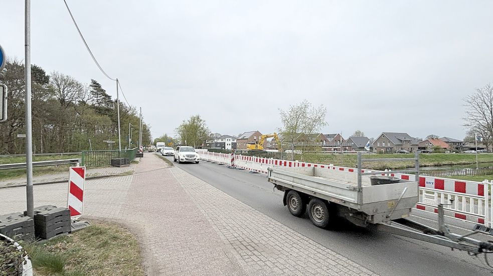 Einspurig fließt der Verkehr derzeit über die Brücke über den Nordgeorgsfehnkanal. Foto: Mimkes