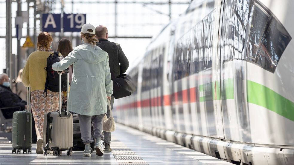 Über Ostern ist es stets voll auf den Bahnhöfen und in den Fernzügen der Deutschen Bahn. (Archivbild) Foto: Hannes Albert/dpa