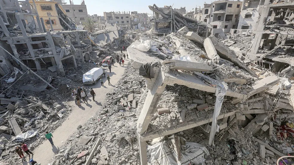 In dem weitgehend zerstörten Küstenstreifen fehlt es an Lebensmitteln, Wasser und Medikamenten. Foto: Omar Ashtawy/APA Images via ZUMA Press Wire/dpa