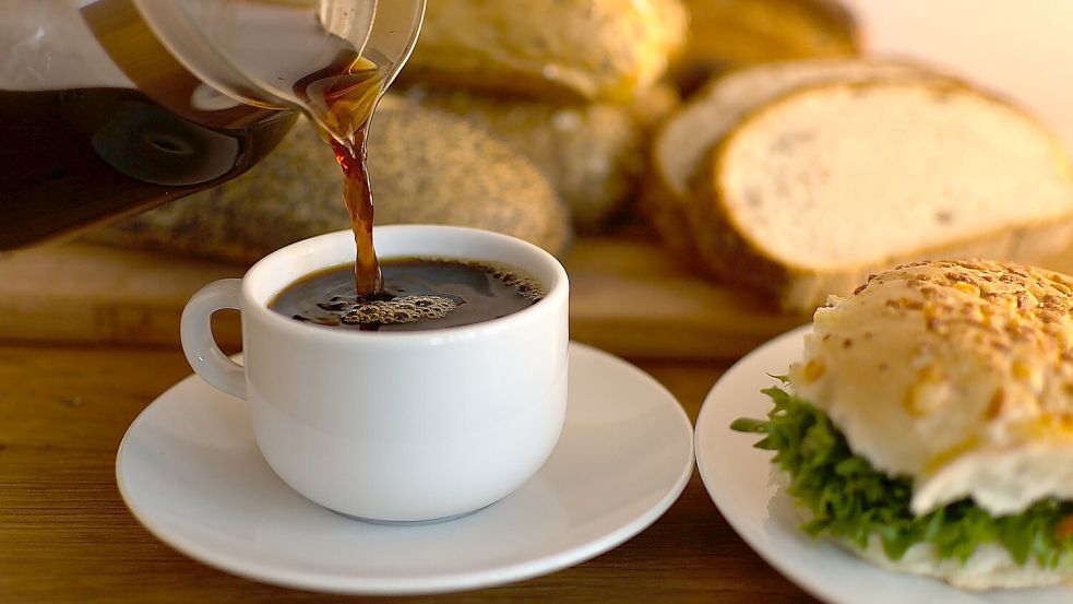 Kaffee – oder Tee – und dazu ein Brötchen gehört für viele zu einem guten Frühstück dazu. Symbolfoto: Pixabay