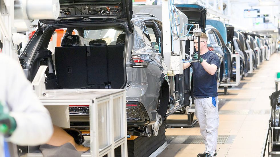Autoproduktion in Wolfsburg: Wegen hoher Nachfrage nach den hier gebauten Verbrenner setzt VW nun Sonderschichten an. (Archivfoto) Foto: Julian Stratenschulte/dpa