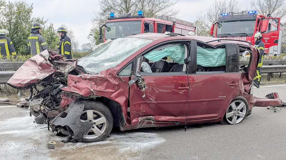 Das Unfallauto hatte sich auf der Autobahn 31 mehrfach überschlagen. Foto: Feuerwehr
