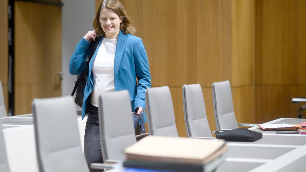Kultusministerin Julia Willie Hamburg: Ein Mitarbeiter ihres Hauses bekam eine Bewertung, die für das Verwaltungsgericht Lüneburg „nicht hinreichend plausibel“ ist. Foto: dpa/ Julian Stratenschulte