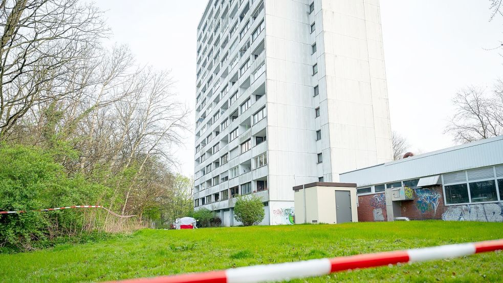 Die Polizei hat weitere Verdächtige im Zusammenhang mit dem tödlichen Sturz eines 15-Jährigen festgenommen. Foto: Jonas Walzberg/dpa