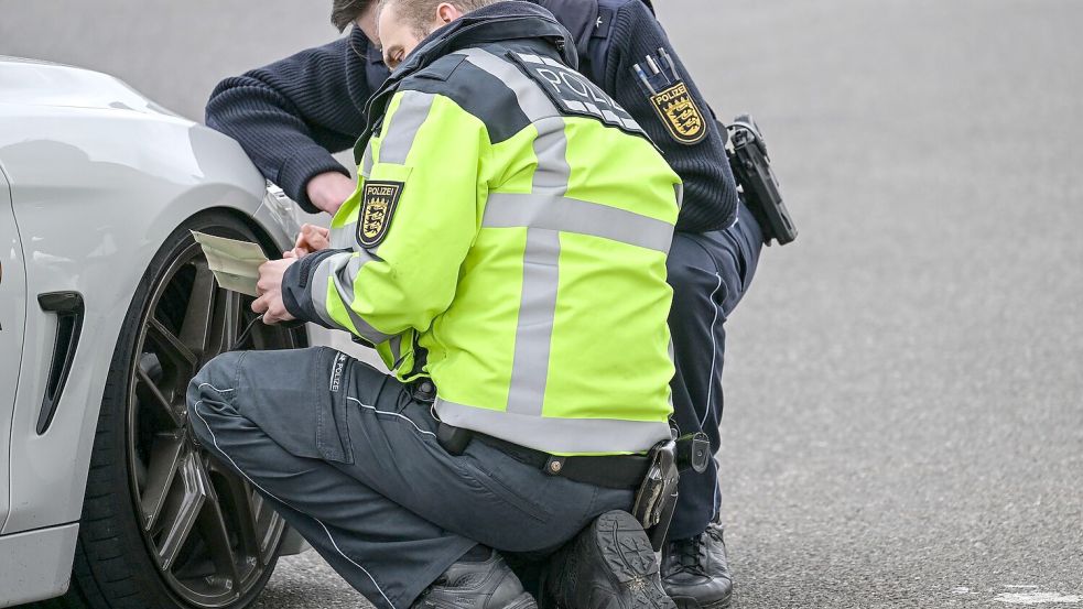In mehreren Bundesländern will die Polizei am Karfreitag wieder verstärkt auf Straßen kontrollieren. (Archivbild) Foto: Felix Kästle/dpa