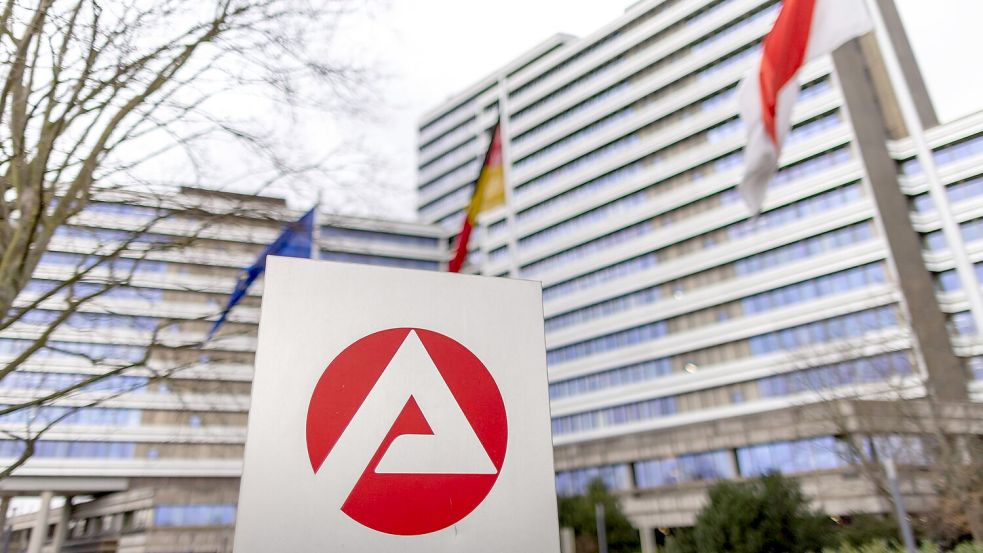 Einer Unternehmensumfrage zufolge könnten in diesem Jahr viele Menschen ihre Jobs verlieren. (Symbolbild) Foto: Daniel Karmann/dpa