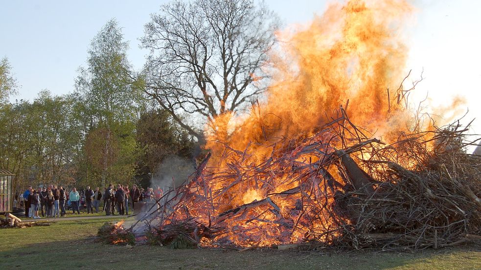 An diesem Wochenende finden wieder viele Osterfeuer in den drei Oberledinger Gemeinden statt. Das Foto zeigt ein früheres Osterfeuer in Ostrhauderfehn. Archivfoto: Marion Janßen
