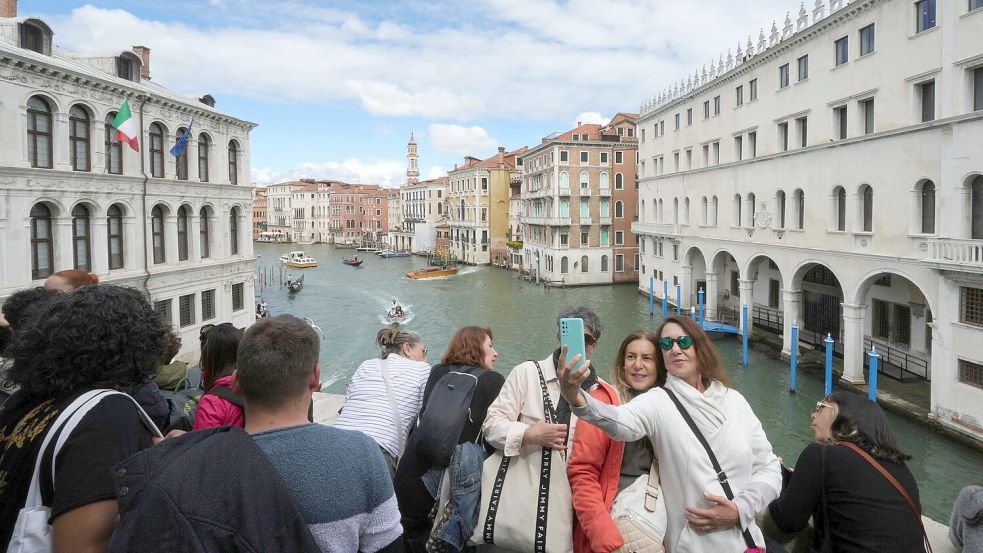 Seit diesem Karfreitag werden für Tagestouristen bis zu zehn Euro fällig. Foto: Antonio Calanni/AP/dpa