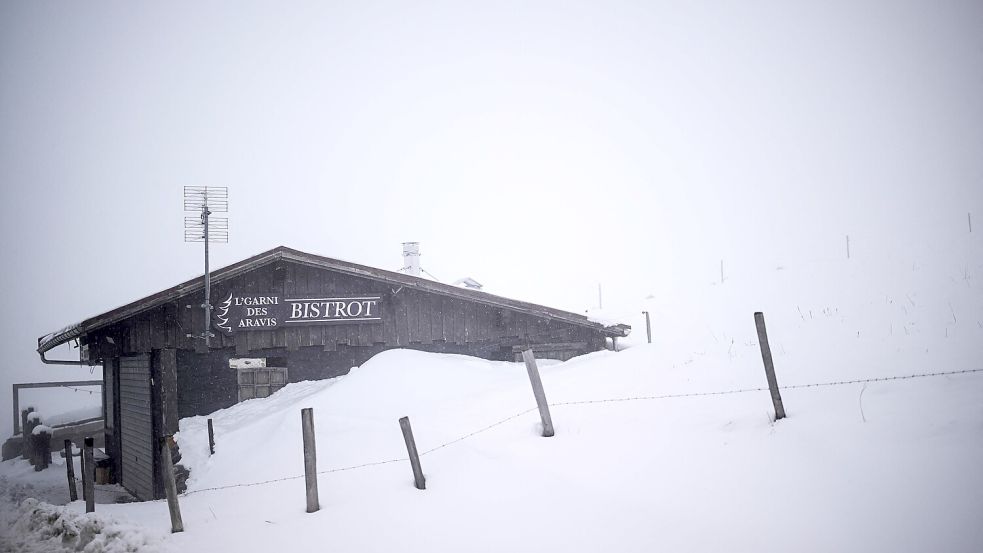 Ein Wintereinbruch hat unter anderem die französischen Alpen erfasst. Foto: dpa/AFP/Olivier Chassignole