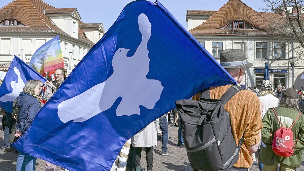 Naiv und weltfremd? Ostermarschierer wünschen sich weltweiten Frieden herbei – doch geht das ohne Waffen? Foto: dpa/Jens Kalaene