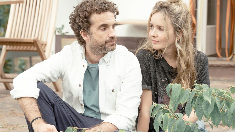 „Die Bachmanns“: Oliver Wnuk und Stefanie Stappenbeck ziehen als geschiedenes Paar in benachbarte Häuser. Foto: ZDF/Britta Krehl