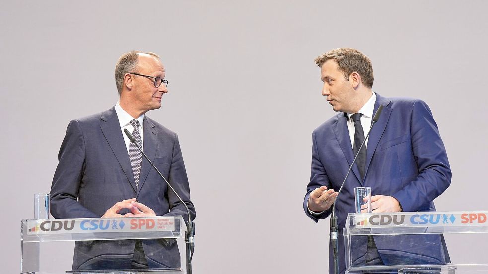 CDU-Chef Merz und SPD-Chef Klingbeil schließen Steuererhöhungen nicht für immer aus. (Archivbild) Foto: Michael Kappeler/dpa