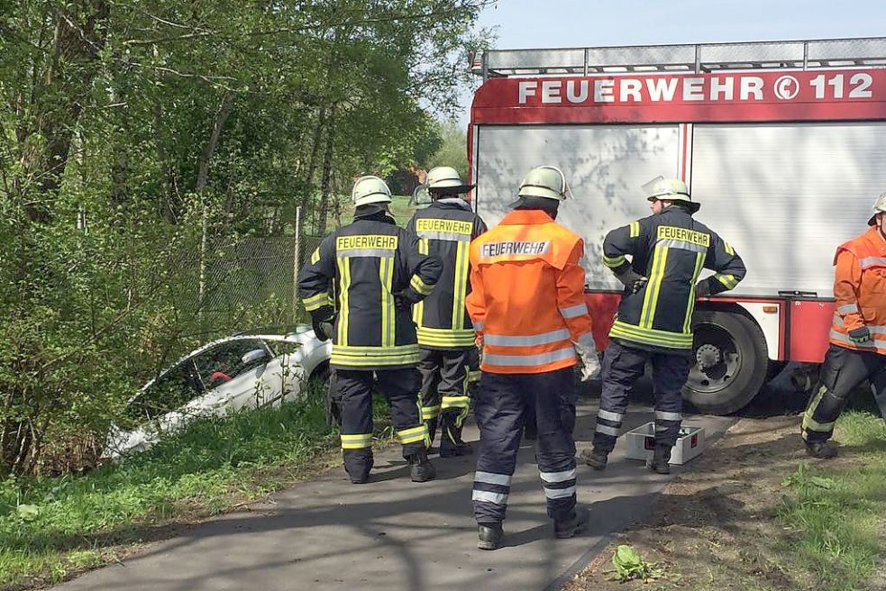 Die Freiwilligen Feuerwehren aus Weener und Weenermoor halfen der Frau aus dem Auto.