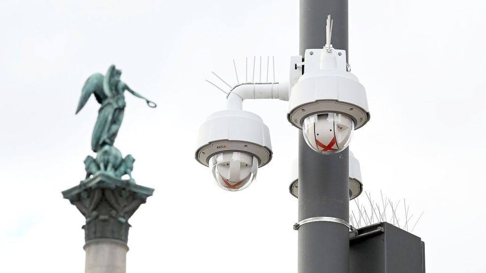 Auch einen Ausbau der Videoüberwachung fordert die Gewerkschaft. (Archivbild) Foto: Bernd Weißbrod/dpa