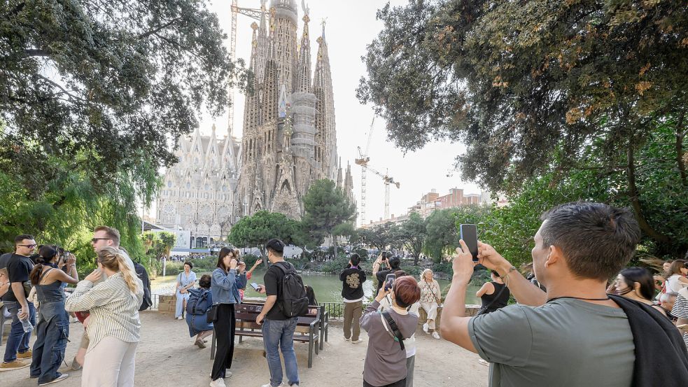 Majestätisch und unvollendet: Die Sagrada Família ragt über Barcelona – bald soll das riesige gläserne Kreuz den höchsten Punkt der Kirche krönen. Foto: IMAGO / NurPhoto