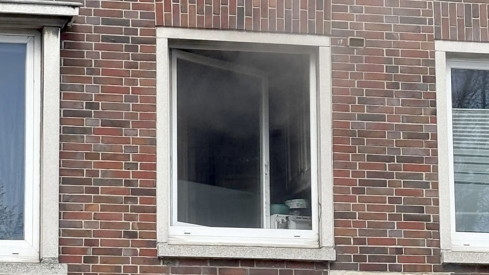 Aus einem Fenster im ersten Stock stieg Rauch auf. Foto: Lotta Groenendaal