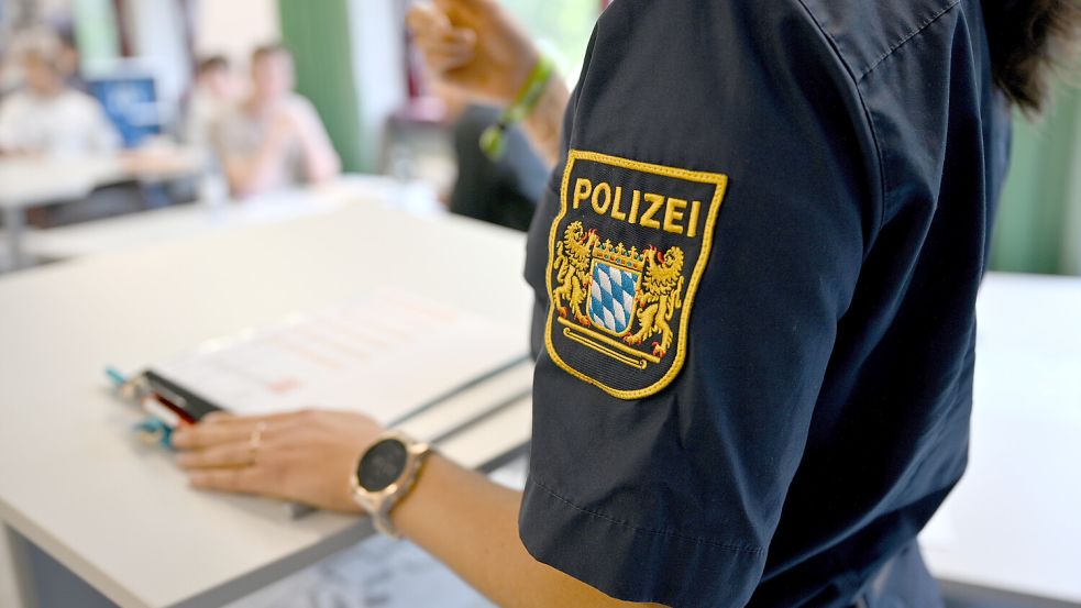 Bevor es in die Polizeiausbildung geht, muss ein Einstellungstest absolviert werden. Foto: dpa/Peter Kneffel