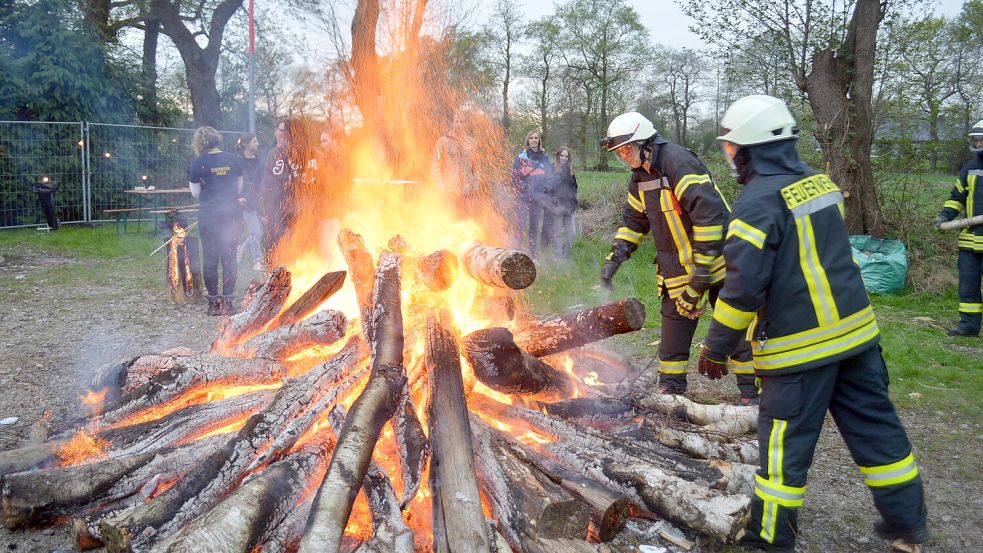 Durch neues Holz wurde das Osterlagerfeuer ständig am brennen gehalten. Dafür sorgten die Feuerwehrkameradinnen und Kameraden aus Ihren. Foto: Weers