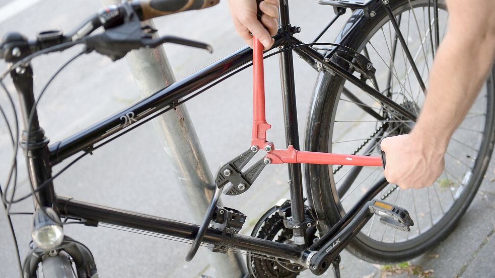 Nur eben schnell abgestellt - und zack, kann das Fahrrad weg sein. Laut den Versicherern haben Diebe ihre Strategie verändert. (Symbolbild) Foto: Andreas Gebert/dpa