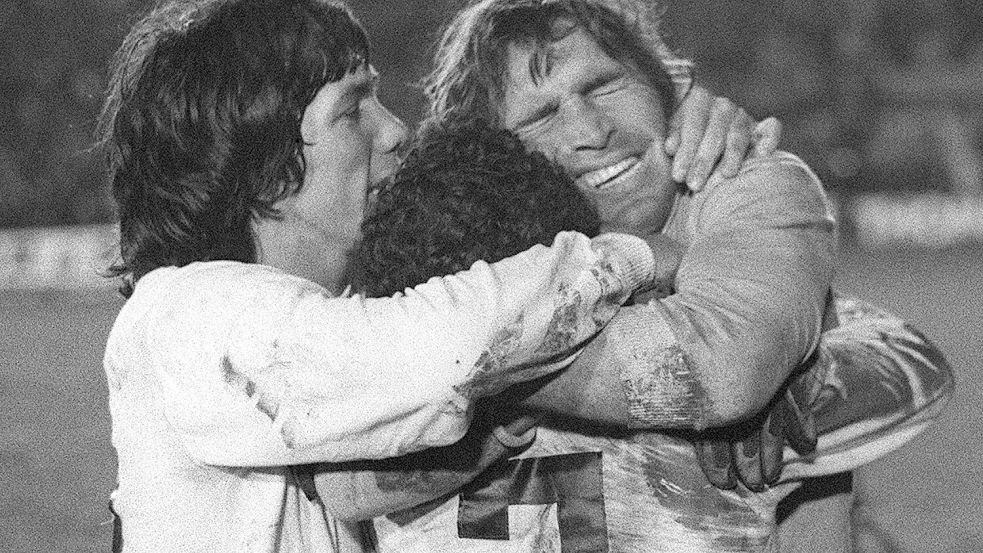 Hugo Gatti (r) feiert 1977 den Sieg im Elfmeterschießen in der Copa Libertadores. Foto: Eduardo Di Baia/AP/dpa