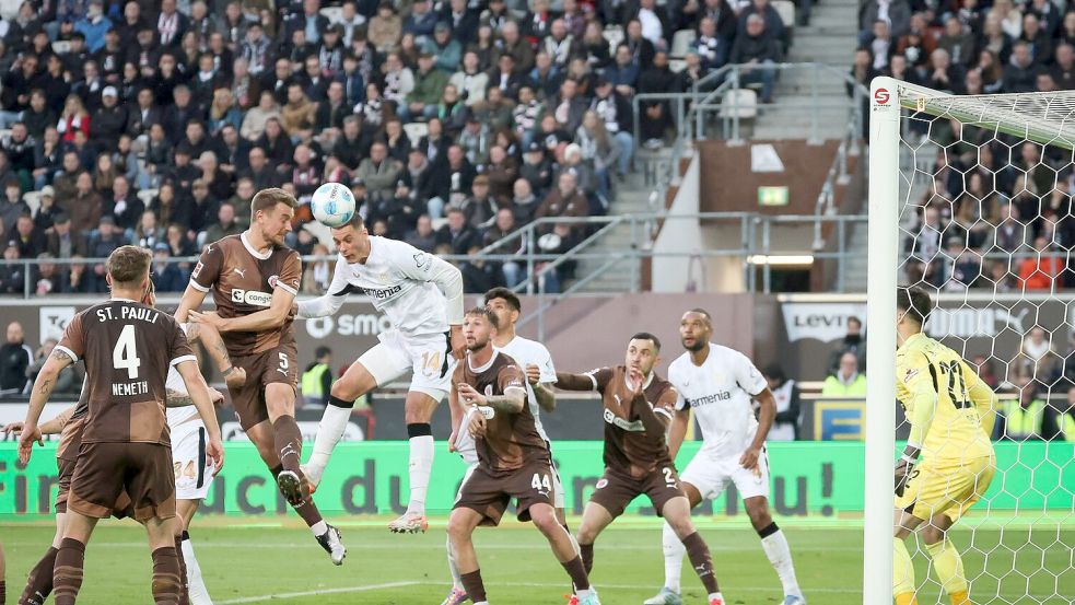 Erzielte mit seinem 18. Saisontor die Führung: Leverkusens Patrik Schick (3.v.l.). Foto: Christian Charisius/dpa