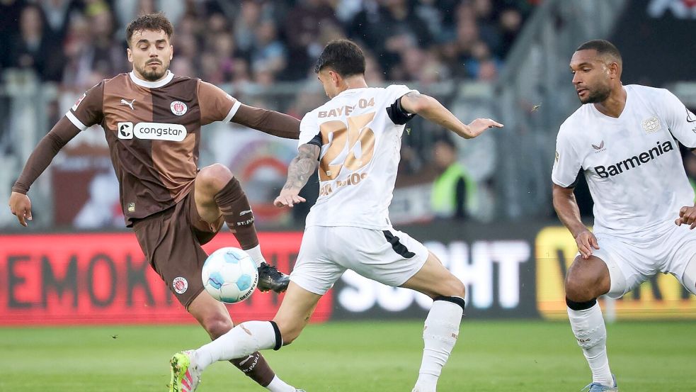 Wirbelte mit seinen St. Pauli-Kollegen zu Beginn den Meister durcheinander: Danel Sinani (l). Foto: Christian Charisius/dpa