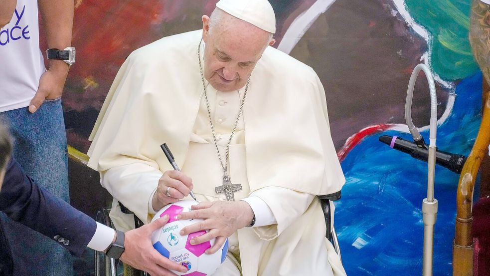 Hatte auch ein Herz für den Fußball: der am Ostermontag gestorbene Papst Franziskus. Foto: Andrew Medichini/AP/dpa