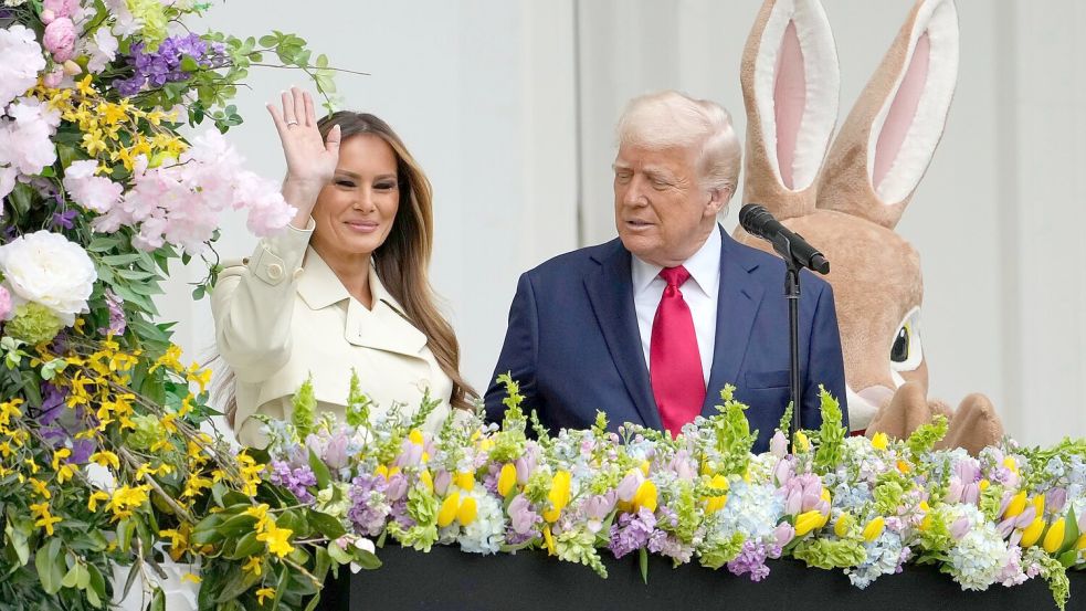 Präsident Donald Trump und First Lady Melania Trump stehen auf dem Balkon des Blauen Zimmers während des White House Easter Egg Roll. Foto: Alex Brandon/AP/dpa