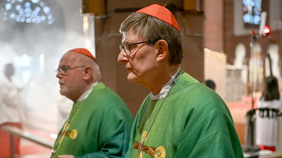 Rainer Maria Woelki (r) und Reinhard Marx sind zwei der drei deutschen Kardinäle, die den neuen Papst mitwählen. (Archivbild) Foto: Arne Dedert/dpa